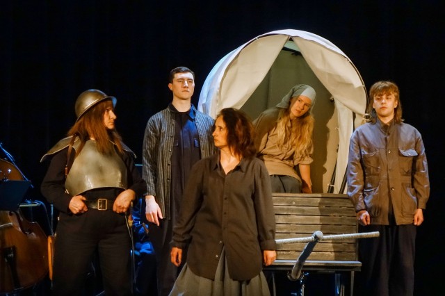 Ventspils teātra izrāde 2025. gadā “Kuražas māte un viņas bērni”